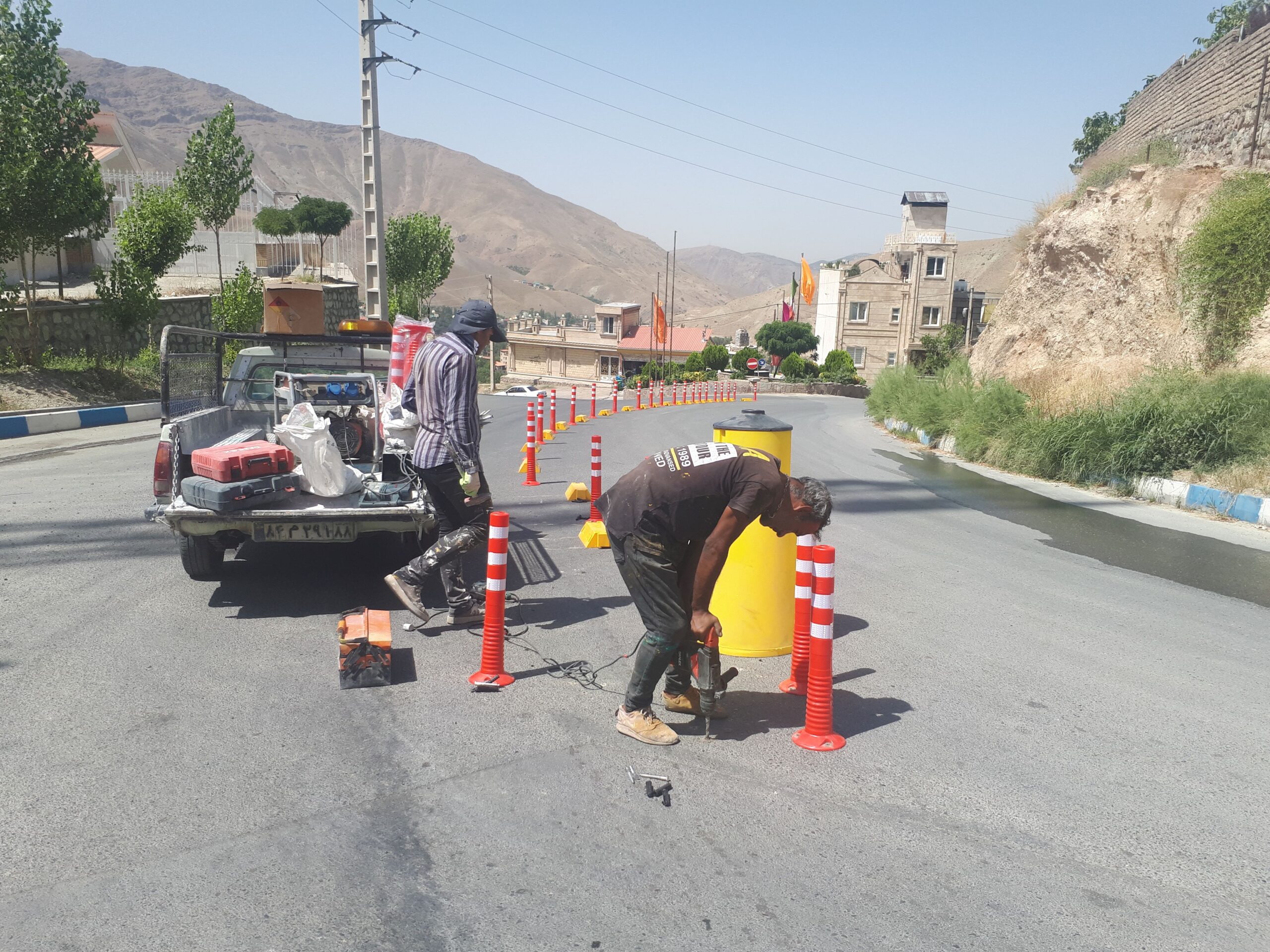 نصب علائم ترافیکی و استاندارد سازی مسیر در بلوار ومیدان ولیعصر ( عج)